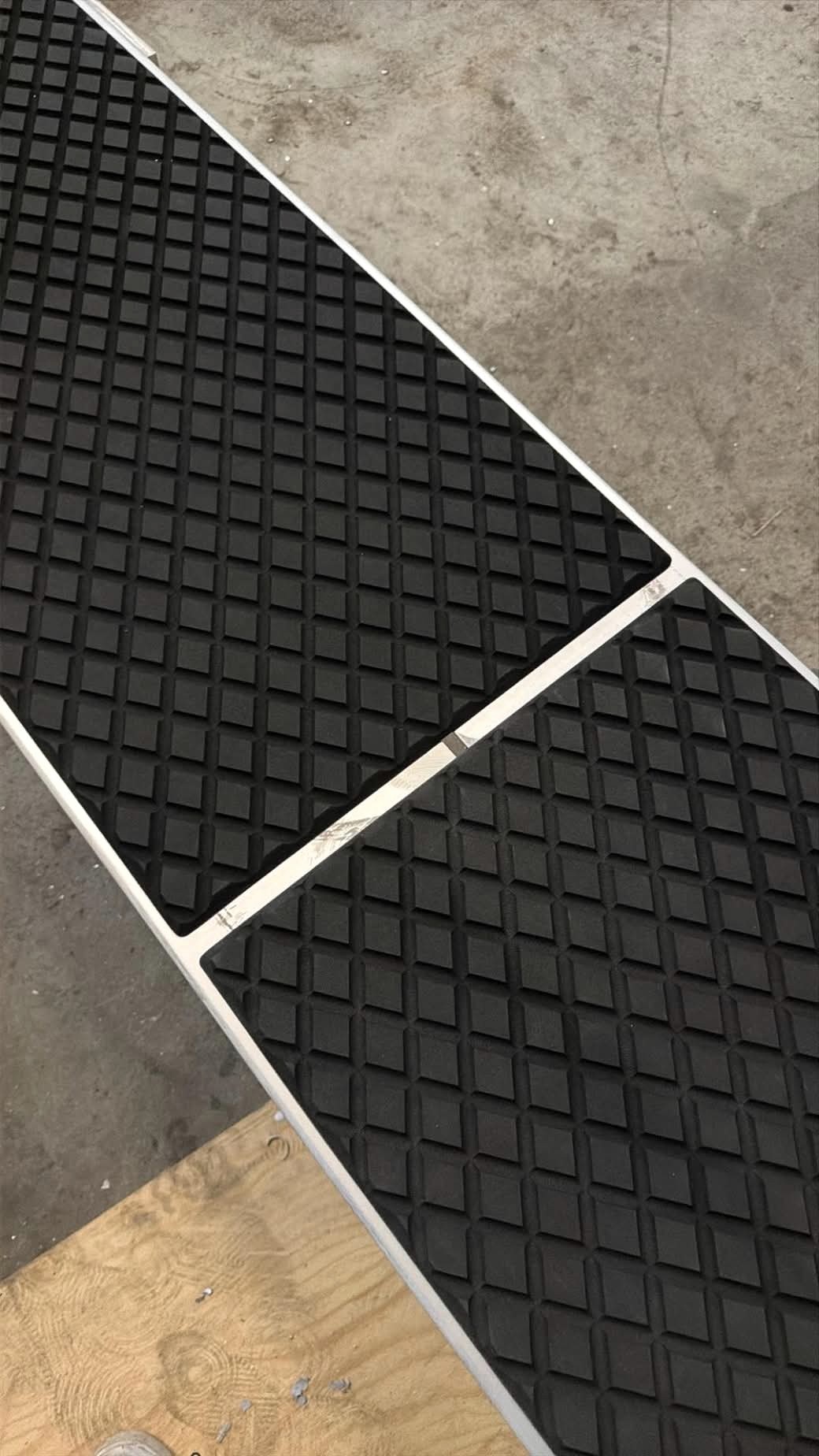 Nærbilde av sort Foam Deck montert i aluminiumrammen på Aqua-Lift-prototypen.