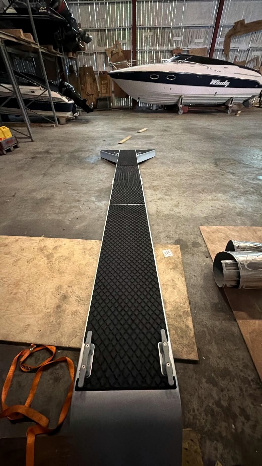 Aqua-Lift-prototypen i verksted med sort, strukturert Foam Deck montert på aluminiumrammen. Prototypen er ikke installert ved vann.