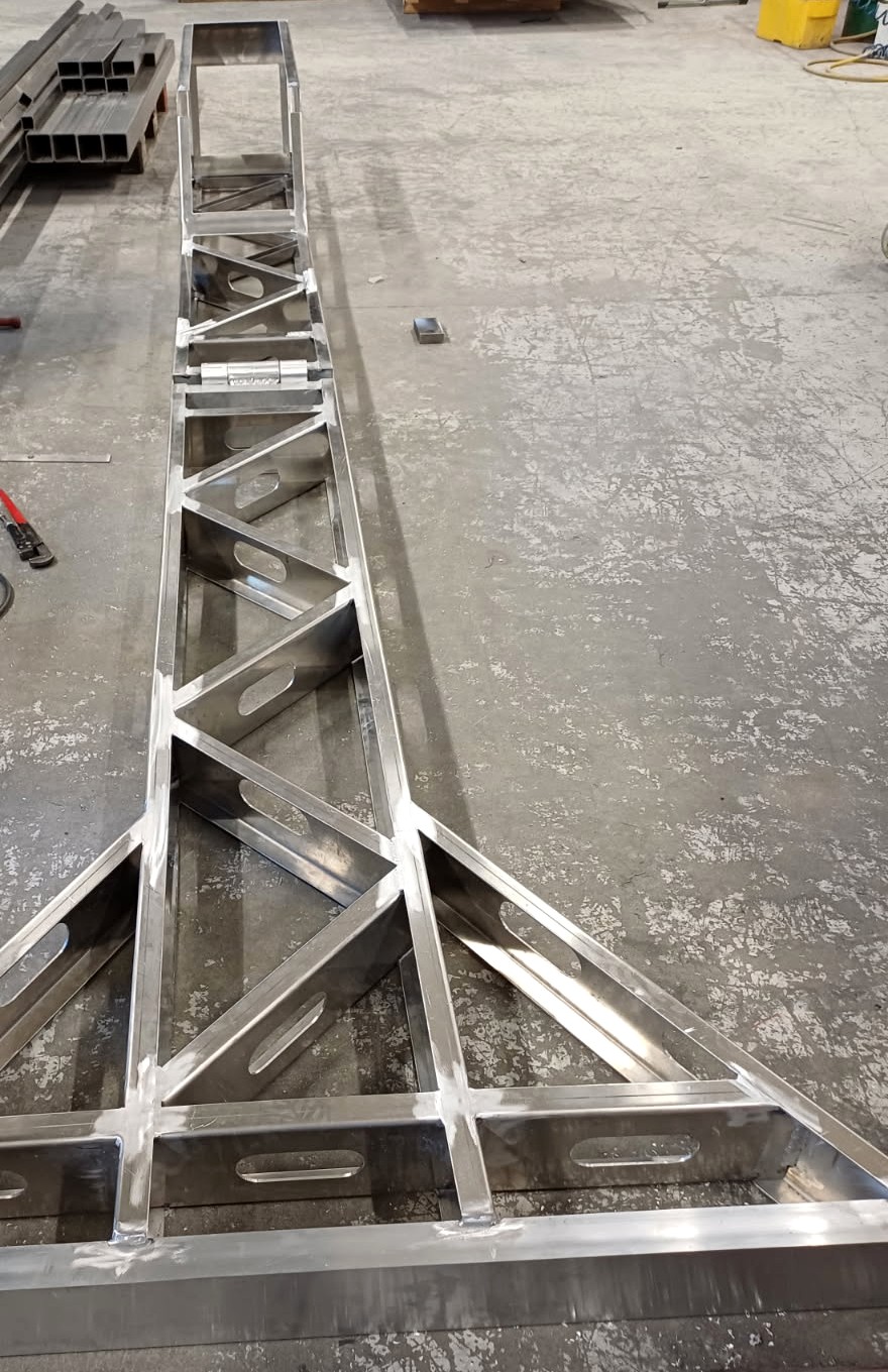 Aluminiumrammen til Aqua-Lift-prototypen sett ovenfra under produksjon i verksted. Bildet viser en uferdig prototype, ikke en ferdig montert utrigger til brygge.